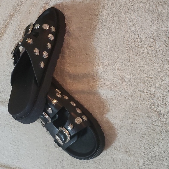 Buckle Slides - Picture 2 of 5